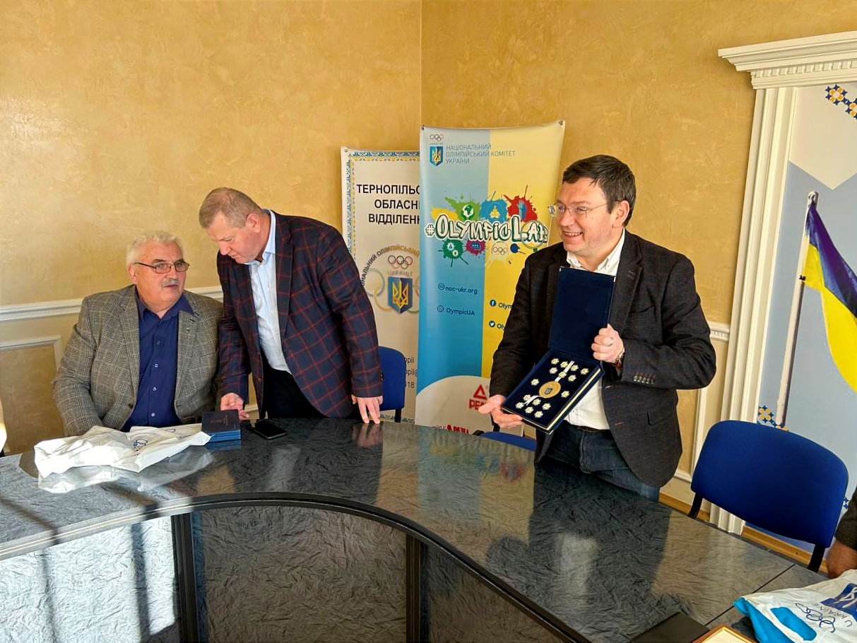 Вручення сувенірних значків Осередком НОК України в області